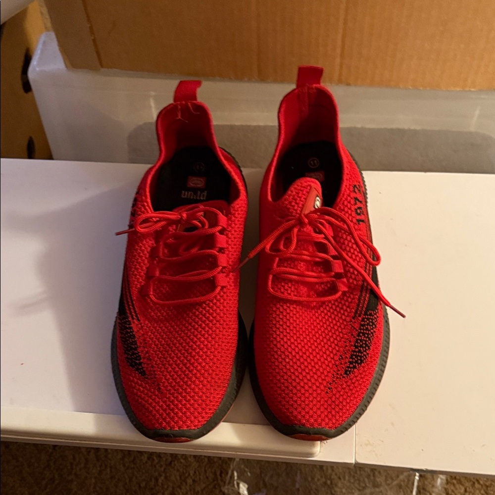 Echo Unitd 1972  size 11 Red Athletic Sneakers